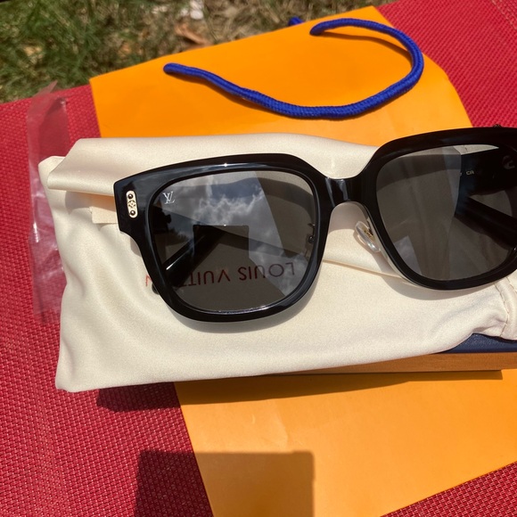 New* Louis Vuitton Sunglasses - Picture 3 of 7